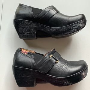 Jafa Women’s Black Leather Clogs